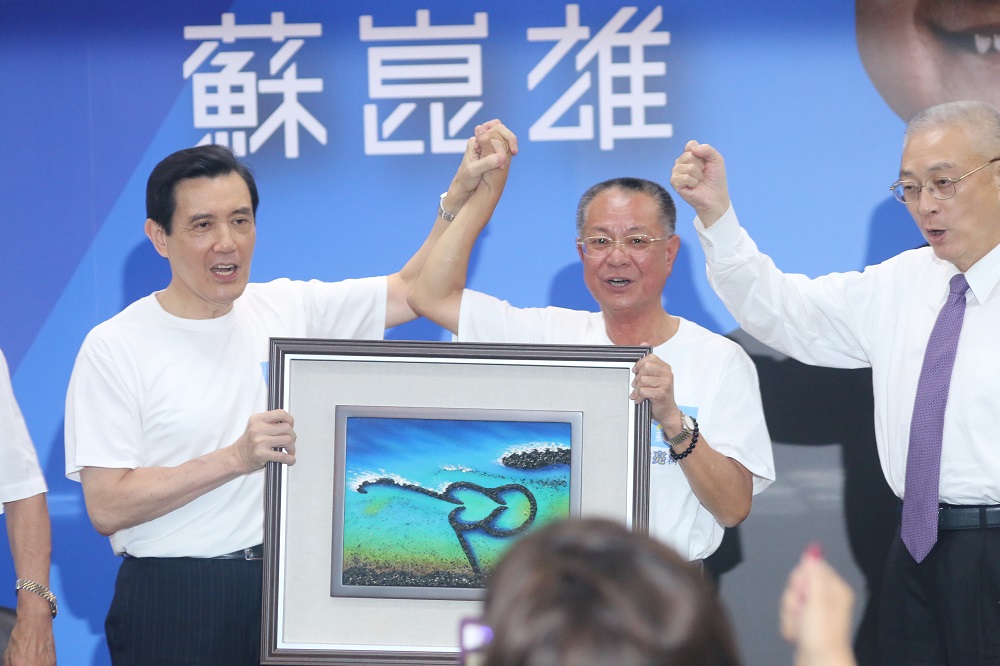 馬總統（左）挺蘇崑雄（中），希望國民黨能在澎湖縣繼續執政。（記者何豪毅攝）