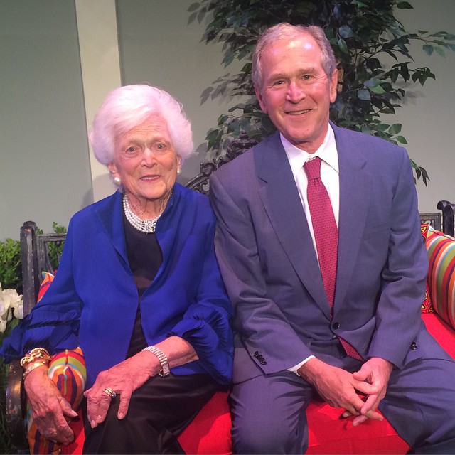 前美國總統小布希與母親芭芭拉（Barbara Pierce Bush）合照。圖／前美國總統小布希臉書