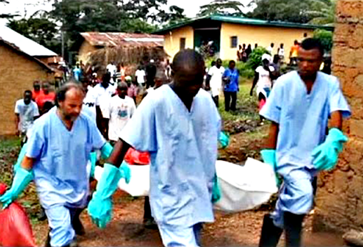 獅子山共和被譽為「國家英雄」的醫生肯(Sheik Umar Khan,圖中),不幸身染伊波拉病毒。圖為其正在救治伊波拉病毒患者(圖片:網路資料)