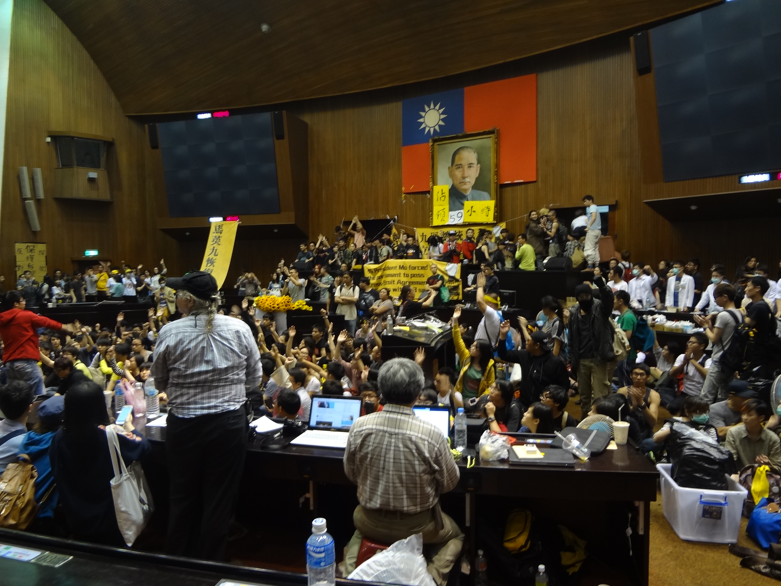 學生反服貿抗議行動佔領立法院議場進入22小時，議場內仍約有200名抗爭學生民眾。（劉明堂攝）