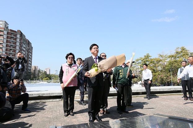 林佳龍市長等代表向二二八英魂献花致敬，並呼籲新政府成立「真相與和解委員會」，追求真相，才能達成和解和和諧。（中市新聞局提供）