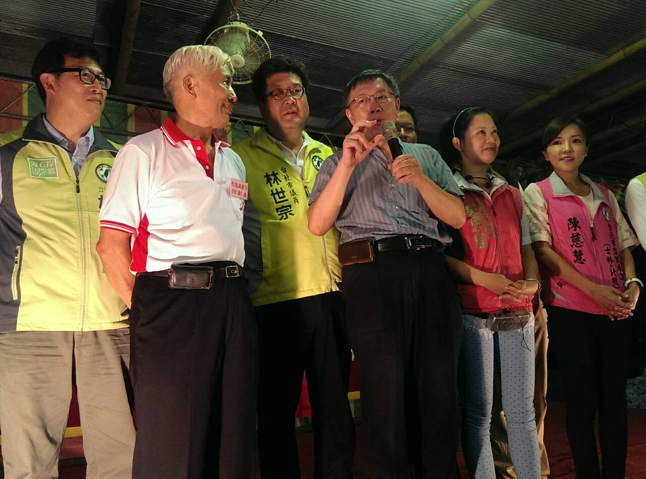 柯連同場現身普度法會, 柯要大家放輕鬆。(朱蒲青攝)