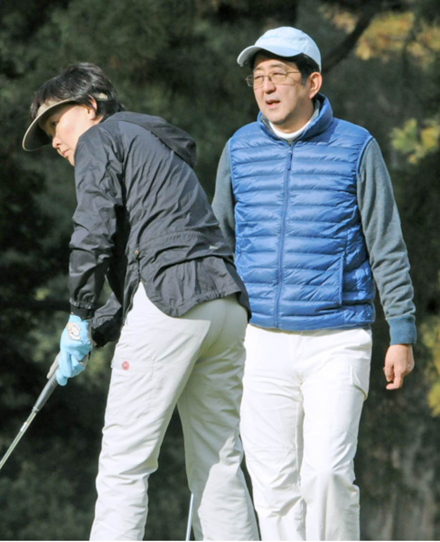安倍晉三２０１５年新春跟愛打高爾夫球的夫人昭惠在名門高爾夫球俱樂部打了２次球（網路照片）