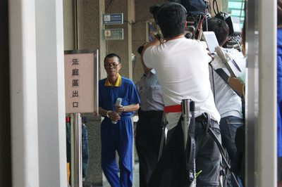 彰化地檢署偵辦頂新劣油案，30日起訴前頂新製油董事長魏應充等9名被告；彰化地方法院下午召開移審庭，大幸福公司負責人楊振益（左）先行進入移審庭。(中央社)