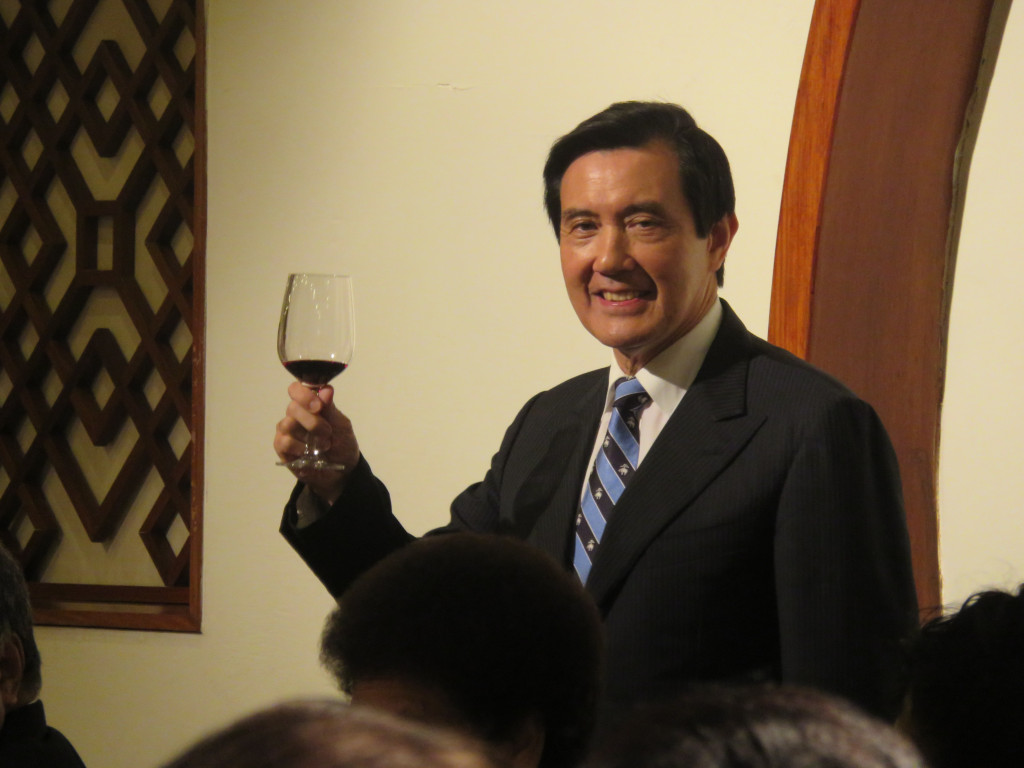 邀請在座貴賓共同舉杯，歡迎大家參加我們新任總統就職，希望雙方友誼合作繼續往前邁進，並用四種外語高喊「乾杯」，拿起紅酒杯一飲而盡。（記者唐詩攝影）20160519