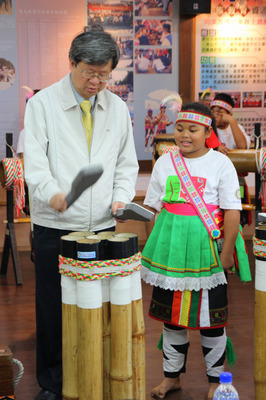 教育部長吳思華表示，擬在花蓮、台東地區小規模試辦免費營養早餐。圖為吳思華之前造訪台東縣電光國小畫面。(中央社資料照)