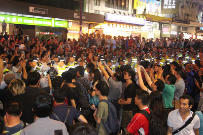 香港4名記者昨晚採訪反占中的藍絲帶集會時遭到暴力毆打,警方執法態度遭質疑。圖為「占中」與「反占中」民眾衝撞畫面。(中央社資料照)