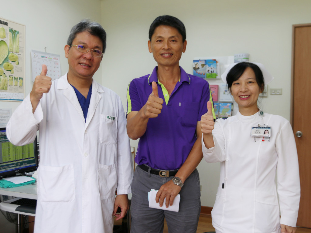 患有B型肝炎30多年的蔣先生(中),在花蓮慈院腸胃內科胡志棠主任(左)的治療下,日前,已產生抗體,確認B型肝炎治療成功。(圖/慈濟醫院提供)