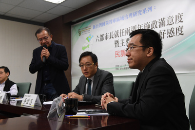 新台灣國策智庫20日舉行「六都市長就任兩週年施政滿意度暨主要政治人物好感度民調記者會」,凱達格蘭基金會執行長陳致中(右)等出席記者會,解讀民調結果。圖/中央社