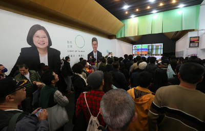 第14任總統副總統與第9屆立法委員選舉16日投票，晚間開票結果陸續出爐，大批民眾聚集在民進黨總統候選人蔡英文競選總部關心開票狀況。中央社記者吳家昇攝　105年1月16日