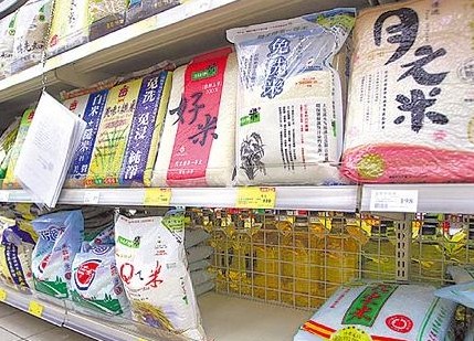 去年發生多起知名糧商包裝米以進口米或低價米混充販售事件，未來一旦查獲將可以直接重罰1500萬並廢照。（資料照片）