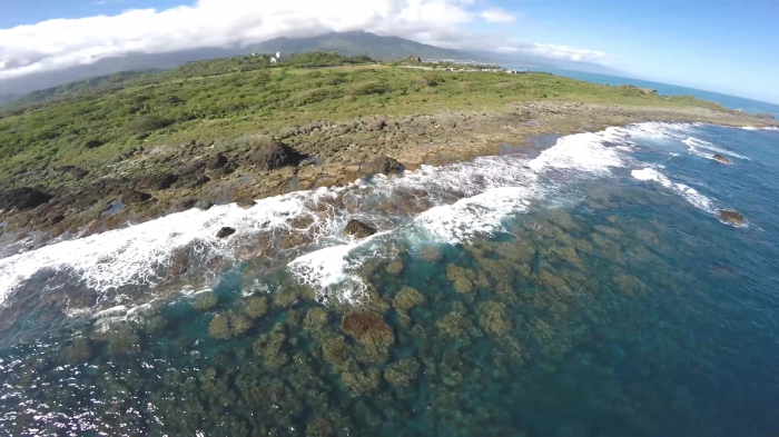 東海岸的住民們,沉醉大自然的野性純樸依舊;心裡卻再也無法無憂。生活與生計、原始與開發,在他們平靜的日常與單純的心中,不斷拔河。(圖為俯視三仙台珊瑚礁,印象東海岸提供)