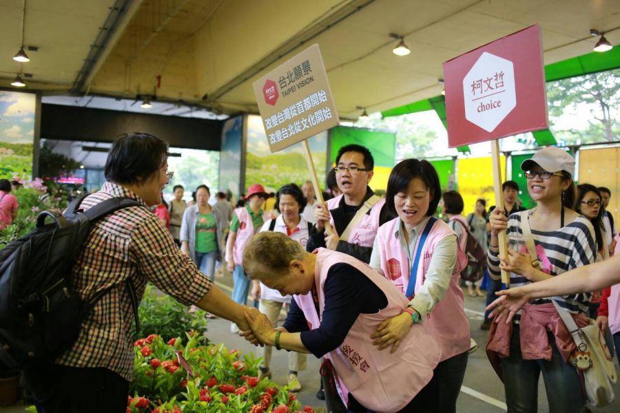 無黨籍台北市長候選人柯文哲的媽媽何瑞英今(12)日早上前往建國花市掃街拜票。（柯文哲辦公室照片提供）