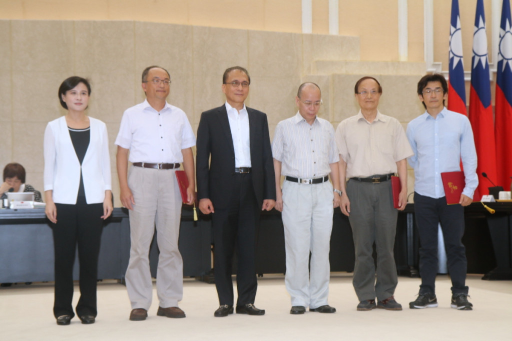 國民黨指控蔡政府上任以來違法設立眾多「黑機關」。圖為9月7日行政院舉行第一次文化會報，院長林全與遴聘為民間專家學者委員合影。圖／何豪毅攝（資料照片）