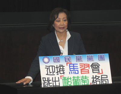 立法院國是論壇被戲稱為是立委「扮戲」打口水戰的舞台。圖為國民黨前立委詹滿容在立法院國是論壇上發言。資料畫面：中央社