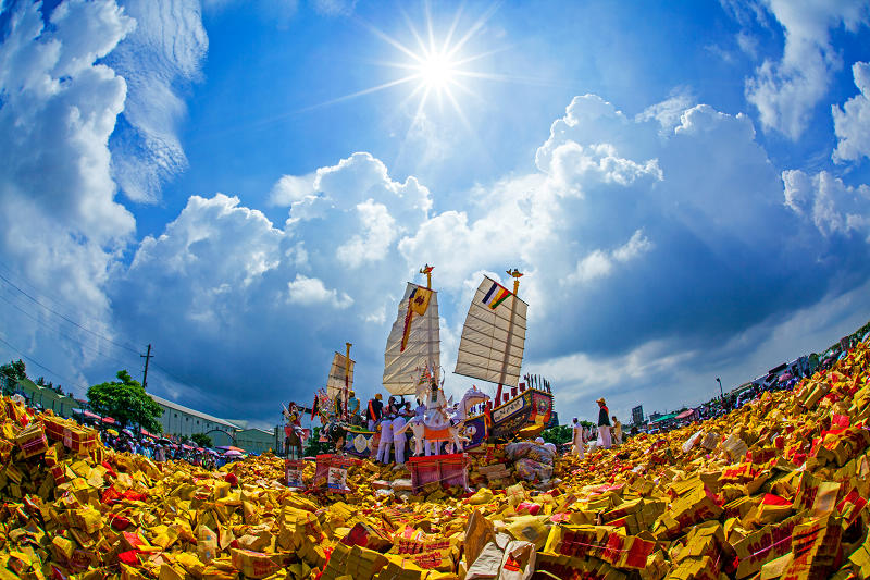 今年4月到6月共三個月的期間，台南有著各式的廟會科儀，主要香科有被譽為台灣第一香的國定民俗西港刈香、國定古蹟祀典大天后宮的府城迓媽祖活動，以及安定蘇厝真護宮王船祭、蘇厝長興宮瘟王祭、學甲慈濟宮上白礁、安平開台天后宮迎媽祖上香山、鹿耳門聖母廟土城香、麻豆代天府麻豆香等共8間廟宇。照片為[送王船]。