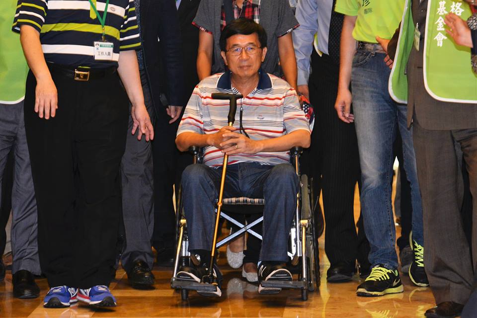 前總統陳水扁的女兒陳幸妤牙醫診所日前開幕,發表談話時提及感謝前總統馬英九,讓他在失去自由的期間,重拾他和陳幸妤、兒子陳致中之間的親情。馬英九今(26)日對此回應,陳水扁的保外就醫是依法行政、參考醫生決定,「不是我的恩惠」。圖為今年阿扁出席凱達格蘭基金會募款餐會。圖/郭文宏攝,資料照片