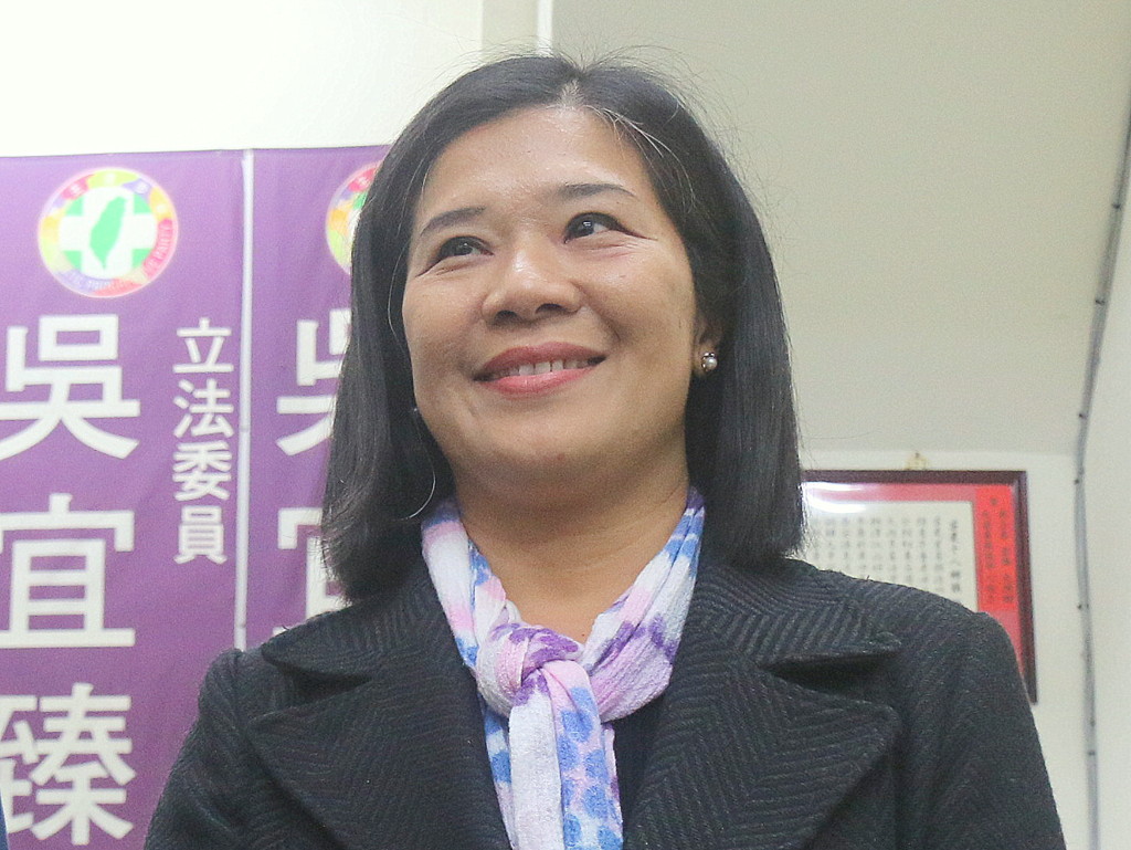 立委吳宜臻在本屆苗栗縣長選舉敗北，她坦言地方經營不足，知名度不夠，是敗選主因。（記者何豪毅攝）
