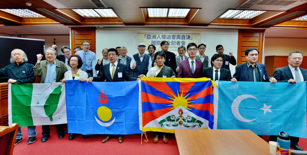 台灣人權文化協會及台灣關懷中國人權協會9日召開「亞洲人權迫害與自覺」記者會,邀請圖博、維吾爾、南蒙古、香港、日本、台灣等地代表一起發聲。圖/郭文宏