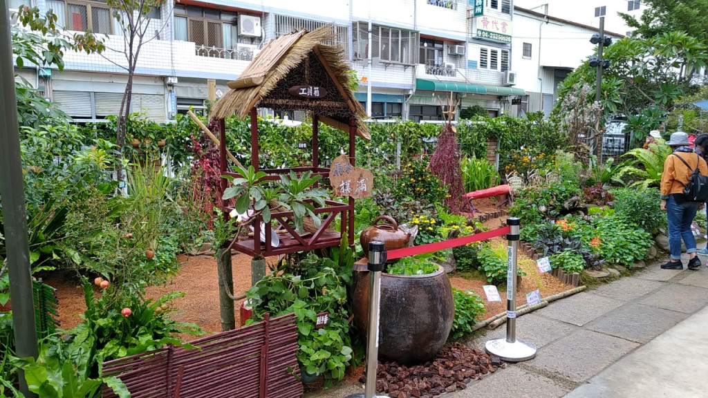 台中世界花博在豐原葫蘆墩公園規劃五檔短期庭園競賽，以「可食性庭園競賽」為主題，網羅國內16個景觀設計團隊參與，強調「俯拾即是，就地取材」，以雨水回收循環再利用，重視珍視大地精神。（台中市教育局）