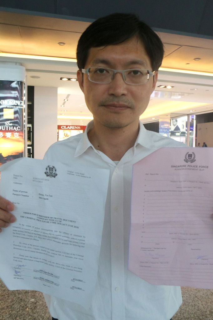 立委參選人蕭亞譚手持星國警方給他的資料,強調在新加坡遭警方帶走訊問,卻沒給明確的指控罪名。(記者何豪毅攝)20151108