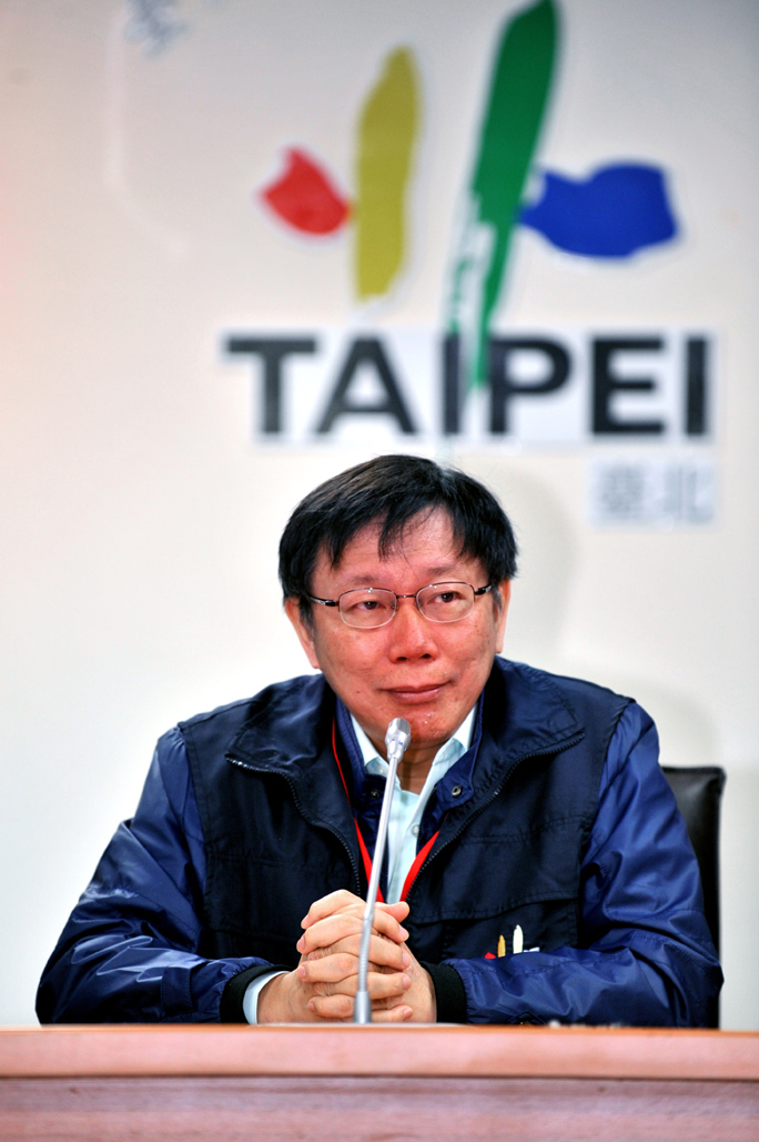 台北市長柯文哲哽咽感謝復航駕駛廖建宗盡力閃避建築物，將傷害降到最低。（圖由北市府提供20150205）