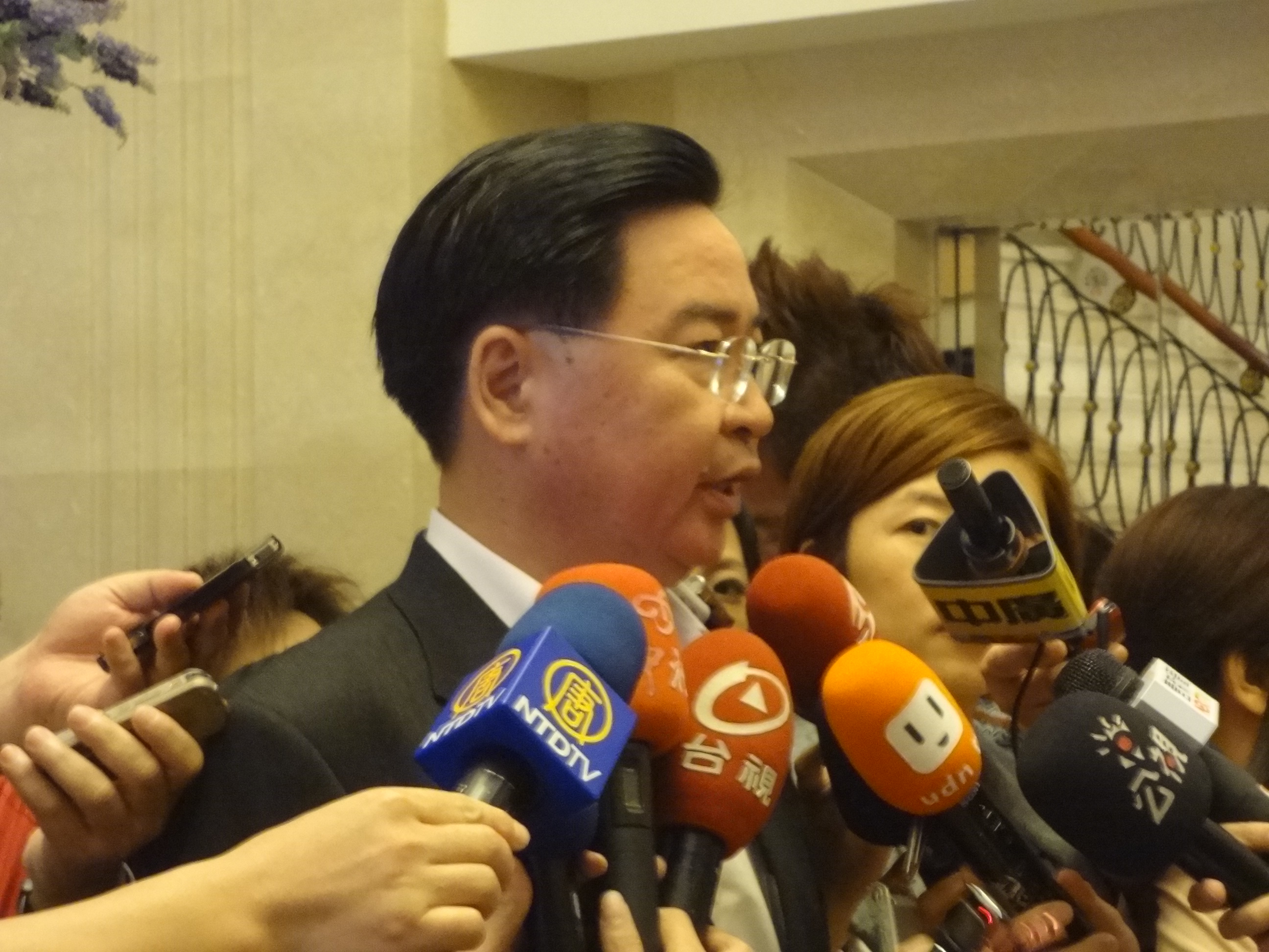 民進黨秘書長吳釗燮今天(9日)表示,行政院邀請在野政黨參加經貿國是會議,不但沒有誠意,而且馬總統已下令臨時會強渡關山,經貿國是會議有什麼效力?(劉明堂攝)