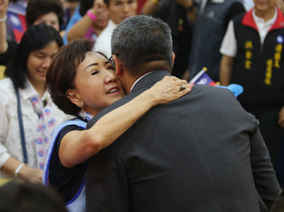 國民黨台北市長候選人連勝文(前右)的母親連方瑀(前左)今晚公開表示對台大四醫生誌謝,但強調獨缺柯文哲。(資料照片,中央社)