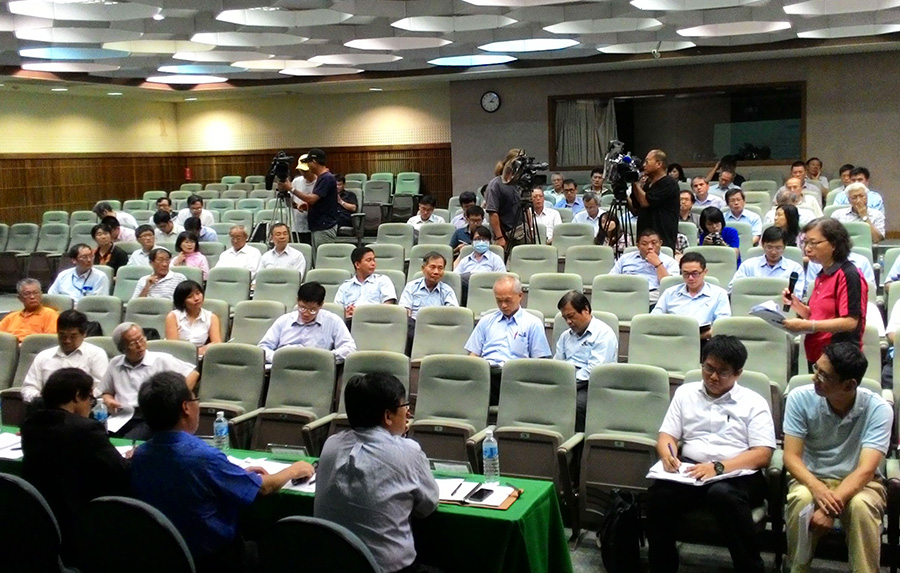 經濟部工業局代表「紅衣者」相關圖資等資料,除了中油與欣高,扣除七家未設管線廠商,其他廠商都已回文。(記者陳俊廷攝)