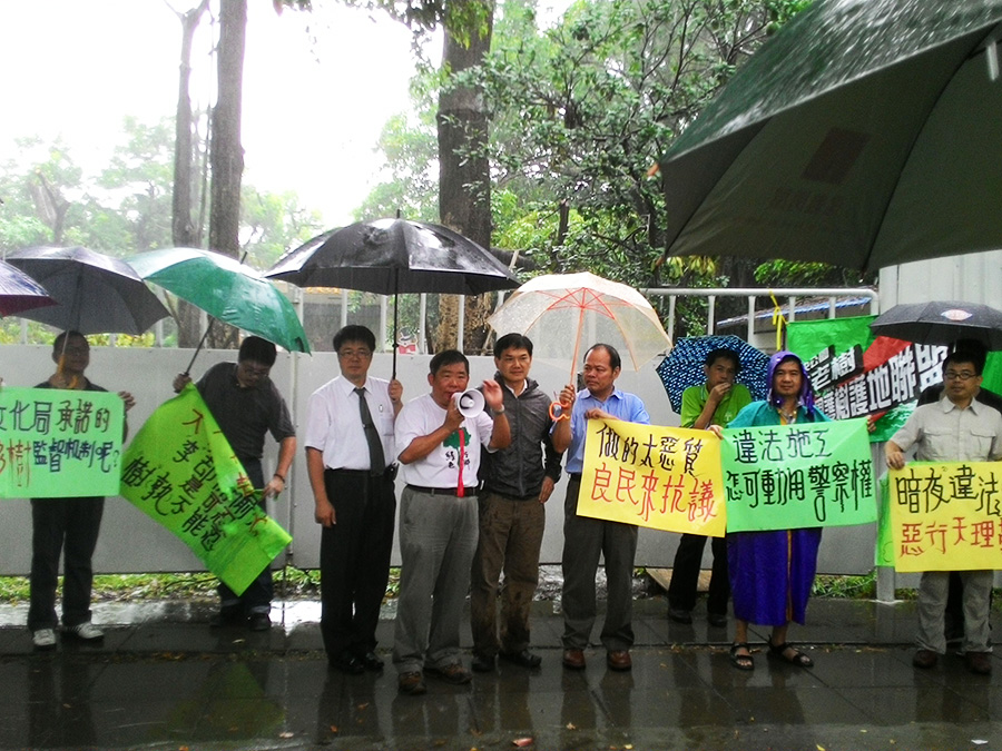 高雄綠色環團NGO 串連抗議中央公園興建李科永圖書館案,轟公部門,要求停工究責。(記者陳俊廷攝)