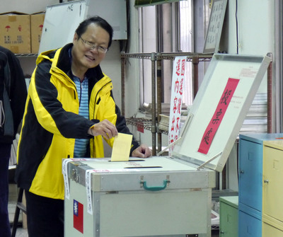 台中市第6選區立法委員補選7日投票，國民黨候選人蕭家淇上午8時身著輕便運動服，前往南區長春閱覽室投票。(中央社)20140207