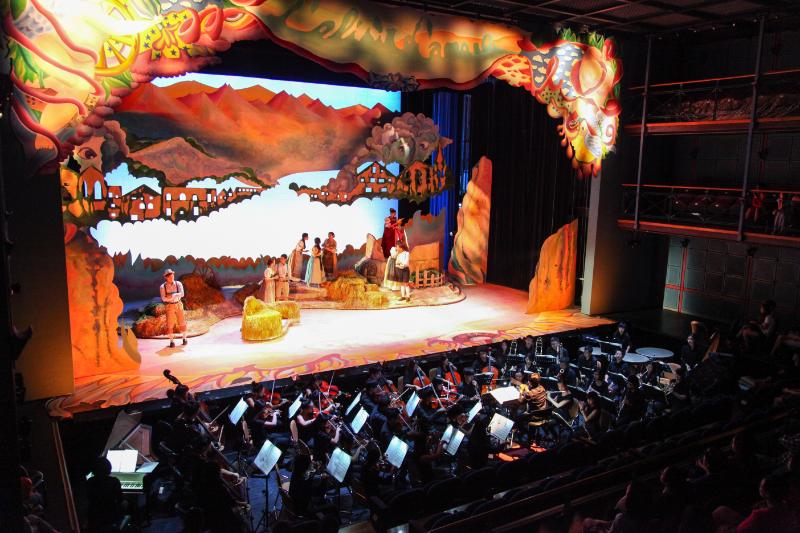 今年關渡藝術節的序幕：台北藝術大學製作演出的《愛情靈藥》歌劇。（王世邦攝）