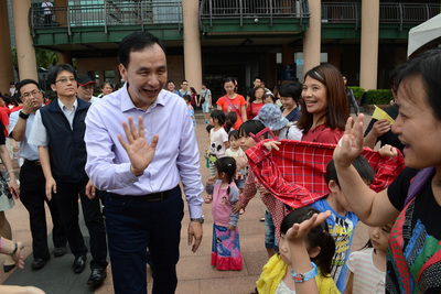兼任國民黨主席的新北市長朱立倫表示,國民黨到對岸交流一定會依法申請。(資料照片,中央社)20150426