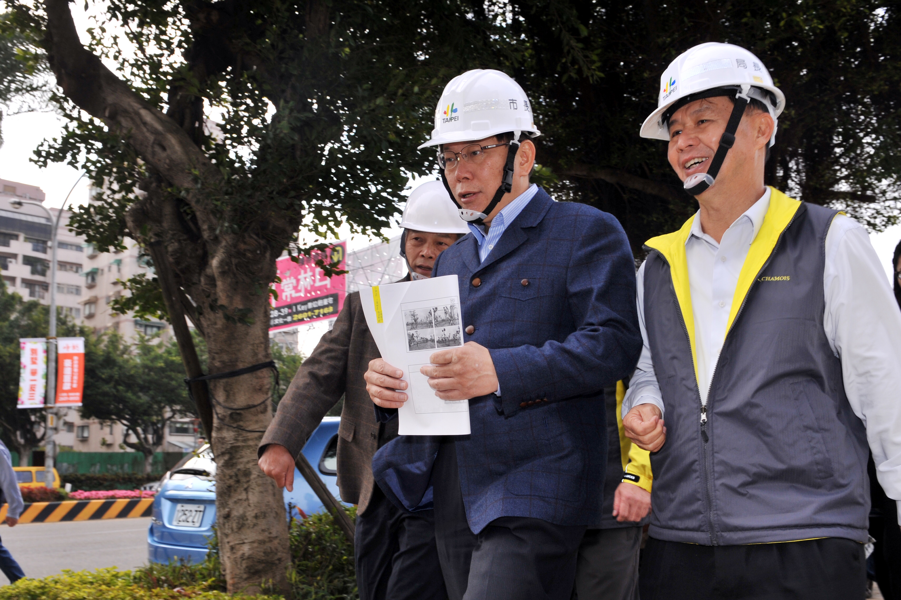 酒駕者秀合照自稱和柯市長很熟要求警方放人,台北市長柯文哲視察世大運後表示,應該再加開他一張罰單,「採最高罰額,再K他」。(圖北市府提供20150111)