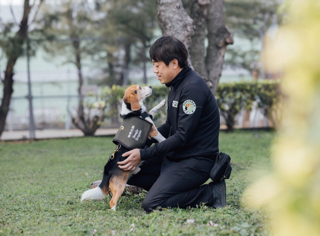 守護國門的檢疫犬隊由訓練師、領犬員與檢疫犬組成。資深訓練師王世宗，搭起領犬員與檢疫犬互信橋梁，協助找出團隊問題並進行修正，是讓邊境檢疫工作能順利運作的重要角色。王世宗說，一隻檢疫犬的訓練平均得花兩到三個月的時間。圖／林冠良