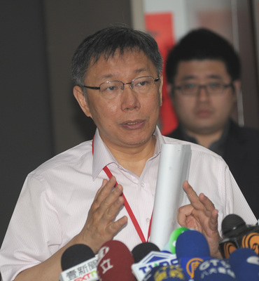 台北市長柯文哲和蔡明忠、童子賢談松菸文創案，遭批評和馬英九前市長密會喬大巨蛋沒兩樣，柯文哲今天反駁當然不一樣，富邦、誠品互鬥，他只好親自出馬，強調不是密會，是公開透明的會。（中央社20150513）