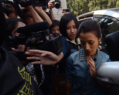 藝人李蒨蓉（右）登上阿帕契直升機炫耀照釀成風波，檢方將相關15人列為被告，圖為李蒨蓉5日前往桃檢說明時，不發一語。（中央社資料照片）