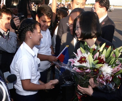 總統蔡英文（前右）出訪中美洲友邦，12日（當地時間）率團抵達薩爾瓦多訪問，薩國舉行機場歡迎儀式迎接，有薩國小朋友獻花給蔡總統。圖／中央社