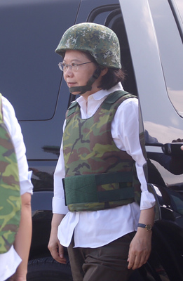 國軍漢光32號演習,總統蔡英文首度以三軍統帥身分視導演習,她穿上迷彩防破片背心、頭戴迷彩鋼盔,承諾將國軍單兵裝備更新列為優先。圖/中央社