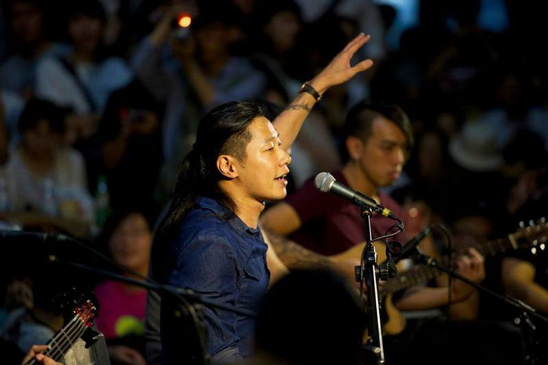 為聲援反課綱學生，閃靈樂團在教育部廣場開唱，為連日來緊張氣氛，帶來難得歡笑。（黃謙賢攝）