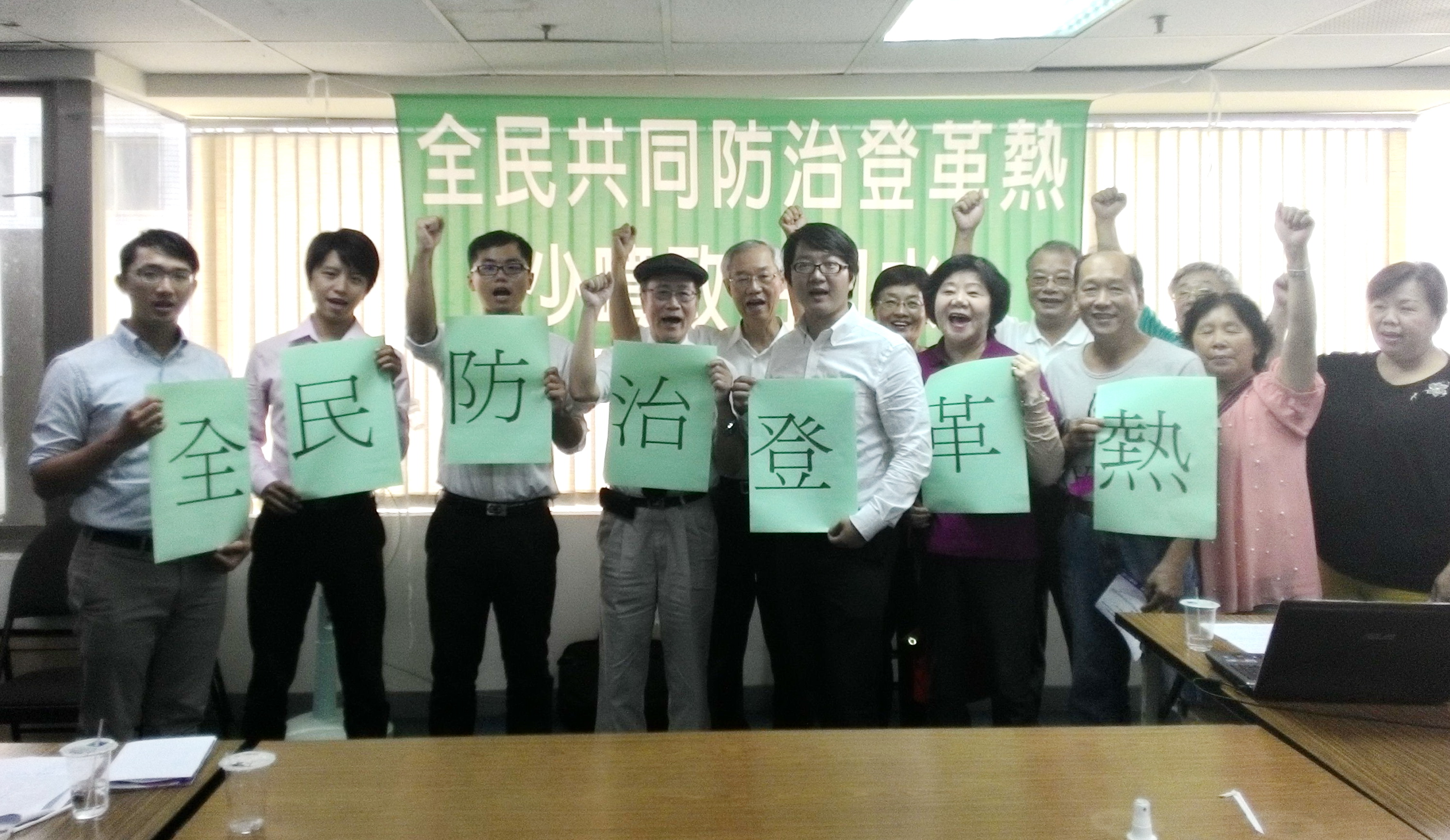 左起楊承翰、黃若桓、陳信諭、張復聚、韓明榮、劉哲宇、傅櫻美、簡天春。（記者陳俊廷攝）  