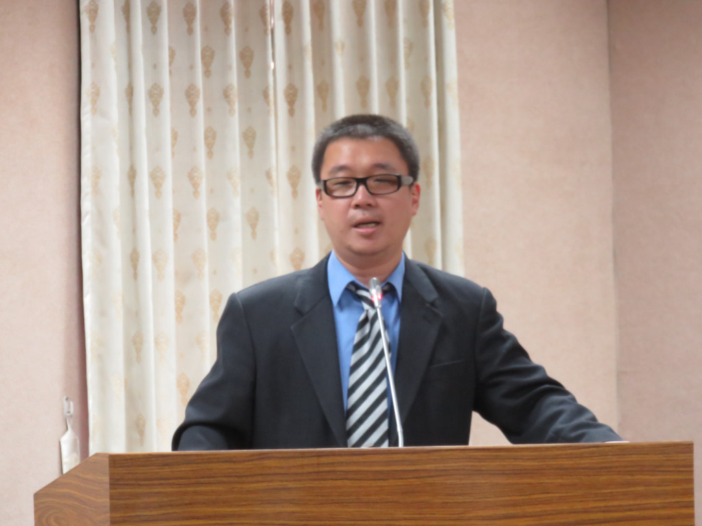 文化大學國發所教授劉性仁質疑促轉條例,劉性仁也提及,開放政治檔案和檔案法發生衝突,也與國家安全有關,「而且影響國民黨在陸工會推動的工作,包括過去在位子上的人,或者是在大陸這些人,可能會受到一些受到人身安全問題」。(記者唐詩攝影)20160512