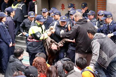 國道收費員自救會16日上午至行政院長毛治國寓所抗議，警方強制驅離，將抗議群眾抬離現場。（中央社）20150316