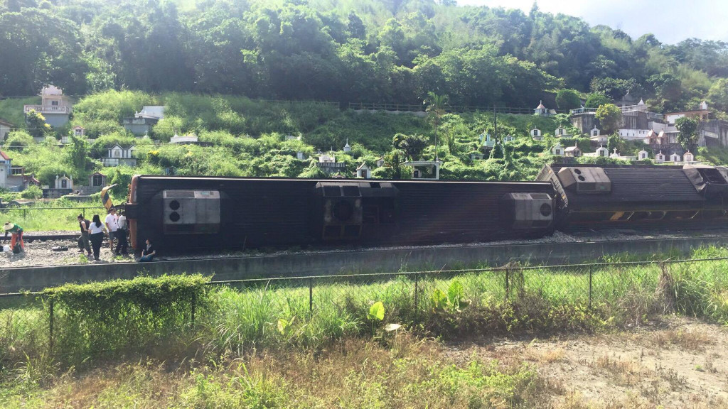 台鐵307次新左營到花蓮的自強號列車,今天下午在花蓮富源到光復間出軌翻覆,有3節車廂衝出軌道翻覆、2名乘客受傷,台鐵路線中斷。(圖/當地居民提供)