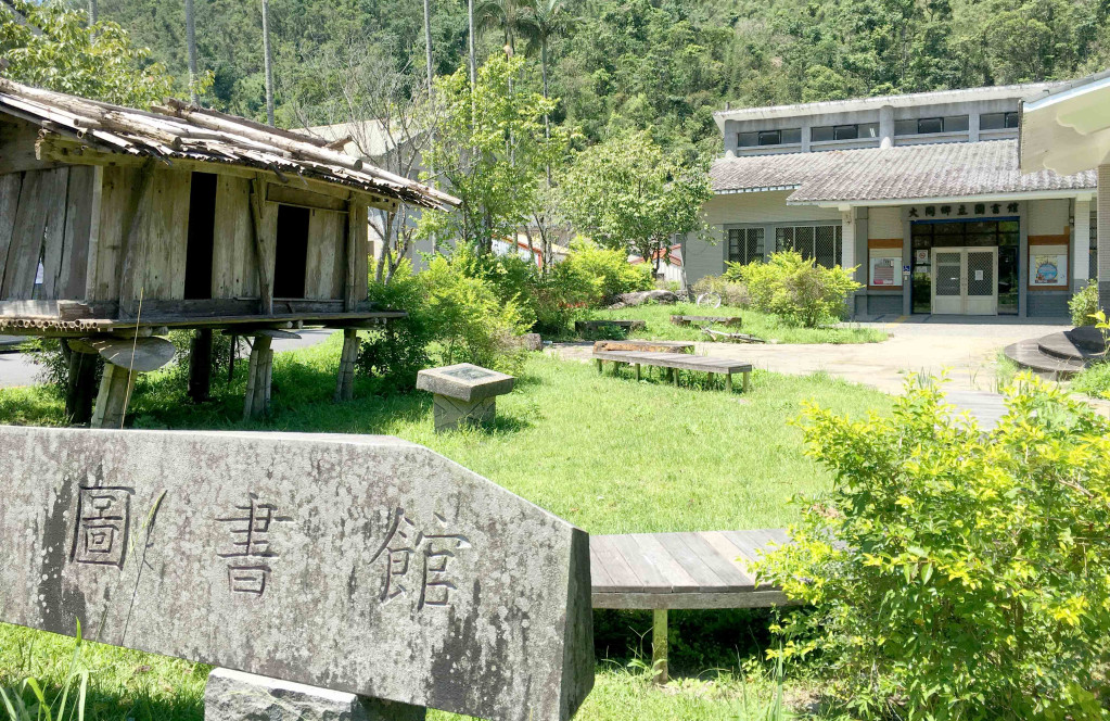 ​大同鄉圖書館前方一大塊綠地，有著一座百年榖倉。圖/蔡育豪