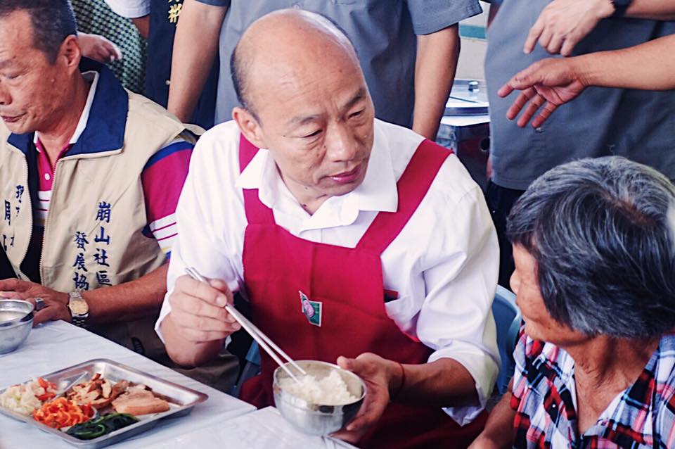 打著「庶民」口號的中國國民黨總統參選人韓國瑜遭週刊踢爆，失業期竟買下7200萬豪宅，立委批假庶民現形。圖／取自韓國瑜粉專（資料照）