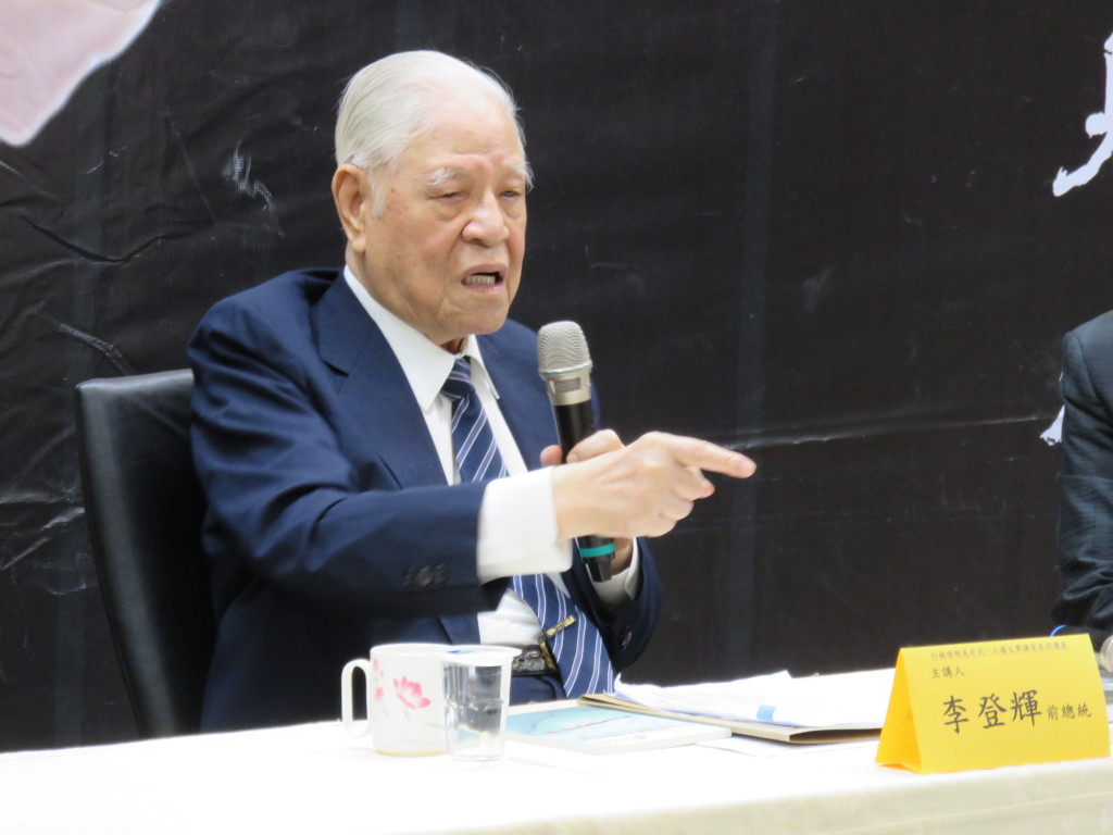 前總統李登輝今晚在演講中提及當年憲改時，講到當年總統直選對委任直選，李還特別提到當時「反背」的，笑稱「最近退了」，暗酸剛卸任的前總統馬英九。而他也提到，馬英九自稱「新台灣人」和他主張的「新時代的台灣人」想法不一樣。（記者唐詩攝影）20160617