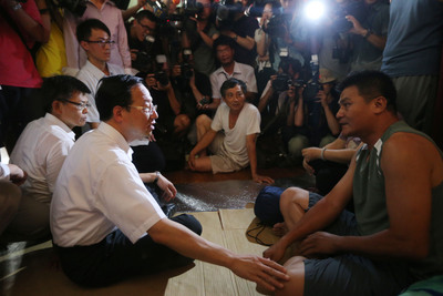 行政院長江宜樺（前左）1日前往高雄市設在五權國小的氣爆災害前進指揮所，慰問安置在國小內的災民。（中央社）