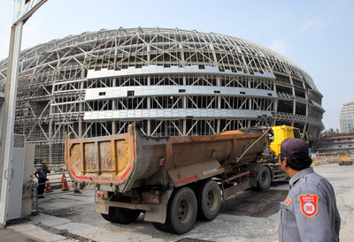 台北市大巨蛋到底要怎麼解決,外傳北市府準備解約並與中信集團合作,但北市副市長鄧家基表示,一切都得等柯文哲回來,18日開專案會議討論。(中央社資料照)
