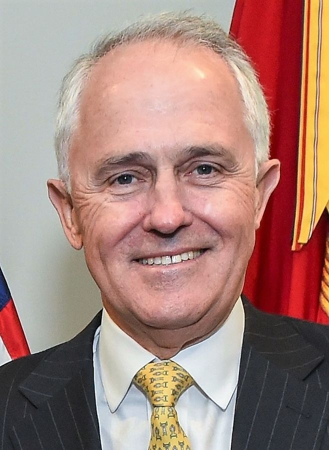 現任澳洲總理麥肯.滕博爾(Malcolm B. Turnbull, 1954- ),四月中帶領大批澳洲企業界領袖訪問上海和北京,但是他直率地忠告中國領導人,解放軍在南海的軍事化作為將傷害澳、中的貿易關係,令人側目。(圖片: 維基百科,攝影者: U.S. Army Sgt. First Class Clydell Kinchen,20160421)
